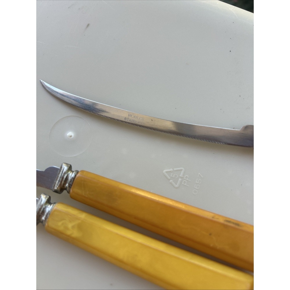 Vintage Henry's 3 Original Tomato & Steak Knives Bakelite Handles - Picture 3 of 4